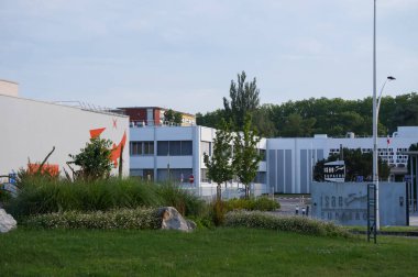 Toulouse, Fransa - 16 Haziran 2023 - Edouard Belin Bulvarı 'ndan görülen dünyaca ünlü Havacılık ve Uzay Yüksek Enstitüsü' nün (ISAE-Supaero) kampüsünde öğretmenlik ve araştırma binası