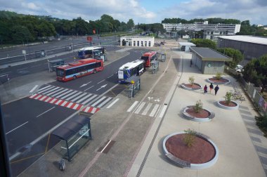 Toulouse, Fransa - 3 Haziran 2023 - Paul Sabatier Üniversitesi otobüs terminalinin üstündeki Teleo hava tramvayı görüntüsü: çok modallı merkez ayrıca araba ve bisiklet parklarına ve metro istasyonuna sahiptir.