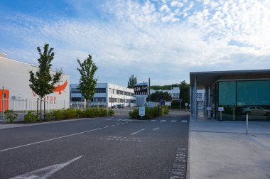 Toulouse, Fransa - 16 Haziran 2023 - Edouard Belin Bulvarı 'ndan görülen dünyaca ünlü Havacılık ve Uzay Yüksek Enstitüsü' nün (ISAE-Suparo) kampüsünde öğretmenlik ve araştırma binası