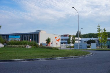 Toulouse, Fransa - 16 Haziran 2023 - Edouard Belin Bulvarı 'ndan görülen dünyaca ünlü Havacılık ve Uzay Yüksek Enstitüsü' nün (ISAE-Suparo) kampüsünde öğretmenlik ve araştırma binası