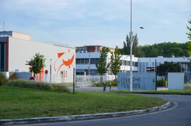 Toulouse, Fransa - 16 Haziran 2023 - Edouard Belin Bulvarı 'ndan görülen dünyaca ünlü Havacılık ve Uzay Yüksek Enstitüsü' nün (ISAE-Suparo) kampüsünde öğretmenlik ve araştırma binası