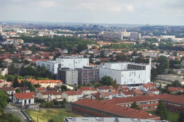 Toulouse, Fransa - 4 Haziran 2023 - Teleo Sky tramvayı hava görüntüsü: önde, tıp fakültesi ve Bellevue 'deki O. de Gouges Öğrenci Konutu; uzakta, şehir merkezi (Batı), Empalot (Doğu))