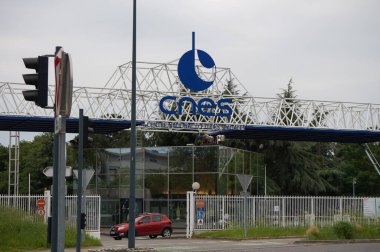 Toulouse, Fransa - 3 Haziran 2023 - Toulouse Uzay Merkezi 'nin (CST) ana girişi, CNES' in ana alanı, Fransız Uzay Ajansı, ayrıca Hava Kuvvetleri Askeri Uzay Komutanlığına da ev sahipliği yapmaktadır.