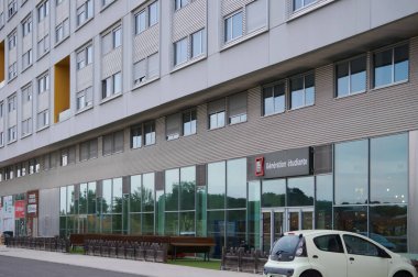 Toulouse, Fransa - 1 Haziran 2023 - Kley Toulouse-Campus cephesi, Montaudran 'ın daha yeni bir bölgesinde, Yenilik Kampüsü' nde modern bir öğrenci ikametgahı, uçak ve uzay endüstrisine adanmıştır.