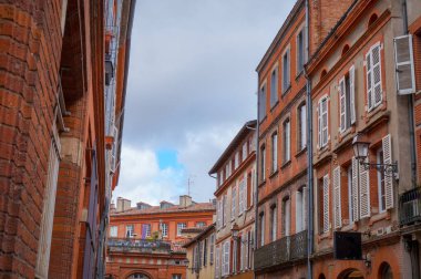 Toulouse, Fransa 'nın tarihi şehir merkezindeki tipik güneyli evlerinin renkli cepheleri