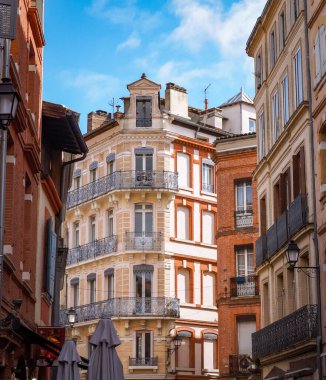 Toulouse, Fransa 'nın tarihi şehir merkezindeki tipik güneyli evlerinin renkli cepheleri