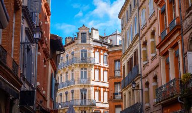 Toulouse, Fransa 'nın tarihi şehir merkezindeki tipik güneyli evlerinin renkli cepheleri