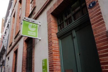 Toulouse, Fransa - Ocak 2020 Alman hükümeti tarafından Alman dilini tanıtmak amacıyla kurulan bir kültür örgütü olan Goethe-Institut of Toulouse 'un binasının girişi
