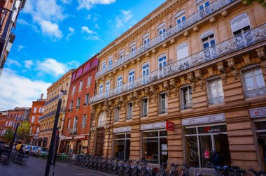 Toulouse, Fransa 'nın tarihi şehir merkezindeki tipik güneyli evlerinin renkli cepheleri