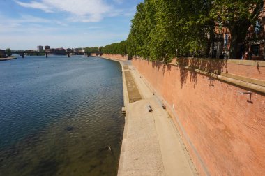 Fransa 'nın güneyindeki Toulouse kentindeki Garonne nehrinin kıyısında, Daurade İskelesi' nin aşağısındaki terk edilmiş Henri-Martin Güvertesi, 2021 Nisan 'ında, Covid-19 krizi sırasında sağlık kısıtlamaları nedeniyle hala kapalıydı.