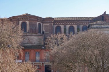 Terracotta tuğlası, Notre-Dame de la Daurade Bazilikası 'nın yan cephesi, 18. yüzyılın sonlarında, Fransa' nın güneyindeki Occitanie Bölgesi 'nin başkenti Toulouse' un tarihi merkezinde neoklasik bir kilise.