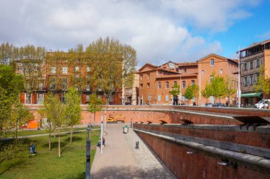 Garonne nehri boyunca uzanan Port de la Daurade meydanı, Toulouse, Fransa 'nın merkezinde, Rose City' de, Capitole 'de, ahşap bir konak da dahil olmak üzere tipik tuğla binalarla çevrilidir.