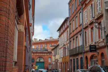 Toulouse, Fransa 'nın tarihi şehir merkezindeki tipik güneyli evlerinin renkli cepheleri