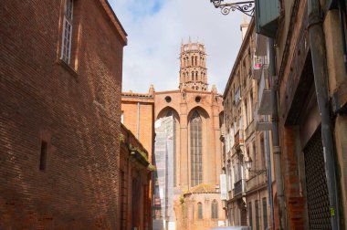 Fransa 'nın Toulouse kentindeki UNESCO Dünya Mirası bölgesi olan Saint Sernin Bazilikası' nın tuğla çan kulesinin transsept ve alçak açılı görüntüsünün yanı sıra Avrupa 'nın en büyük Romanesk kilisesi.
