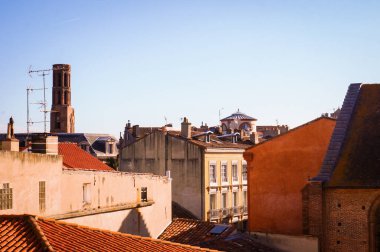 Toulouse, Fransa 'nın tarihi şehir merkezindeki tipik güneyli evlerinin renkli cepheleri