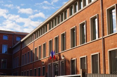 Toulouse, Fransa - Kasım 2019 - Lycee Pierre de Fermat 'ın tuğla binası, bir lise ve gelecekteki mühendisler için hazırlık sınıfları; öğretmenler ve öğrencilerin bisikletleriyle bisiklet parkı