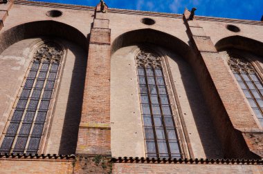 Fransa 'nın Toulouse kentindeki Tuğladan yapılma Jacobins Manastırı' nın güney cephesinde büyük vitraylı pencereleri çatı boyunca uzanan payandaları ve heykelleri olan bir ortaçağ anıtı.