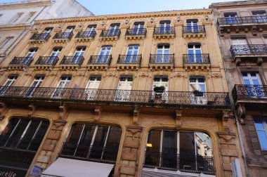 Toulouse, Fransa. 2020 - Mansard çatısı, balkonları ve Alsace-Lorraine Caddesi 'ndeki lüks dükkanları olan zarif Hausmann şehir binasının tipik ön cephesi De Gaulle Meydanı' na bakıyor.