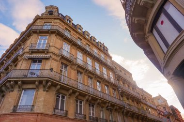 Toulouse, Fransa - Nisan 2019 - tipik Haussmann tarzı apartman manzarası, balkonları ve zarif heykel cepheleri ile Rmusat Caddesi ve John Fitzgerald Caddesi 'nin köşesinde.