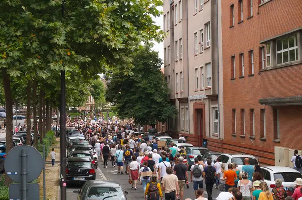 Albi, Fransa - Kasım 2020 - Covid-19 aşı uygulamasına ve kısıtlayıcı tedbirlere karşı çıkan göstericiler