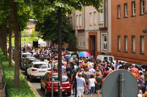 Albi, Fransa - Kasım 2020 - Covid-19 aşı uygulamasına ve kısıtlayıcı tedbirlere karşı çıkan göstericiler