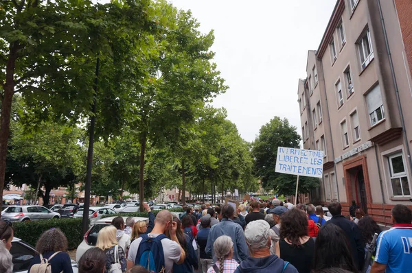 Albi, Fransa - Kasım 2020 - Covid-19 aşı uygulamasına ve kısıtlayıcı tedbirlere karşı çıkan göstericiler