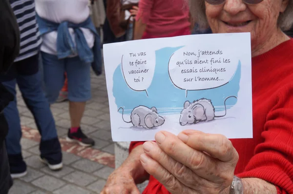 Albi, Fransa - 7 Ağustos 2021 - Yaşlı bir kadın iki laboratuvar faresinin yer aldığı bir karikatür gösteriyor ve tartışıyor: 