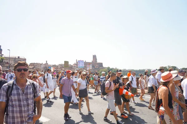 Albi, Fransa - Kasım 2020 - Covid-19 aşı uygulamasına ve kısıtlayıcı tedbirlere karşı çıkan göstericiler