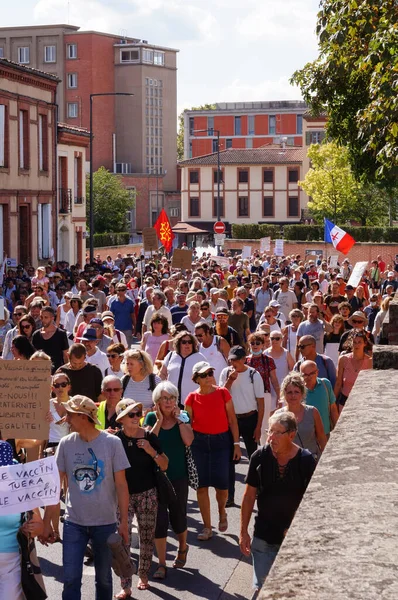 Albi, Fransa - Kasım 2020 - Covid-19 aşı uygulamasına ve kısıtlayıcı tedbirlere karşı çıkan göstericiler