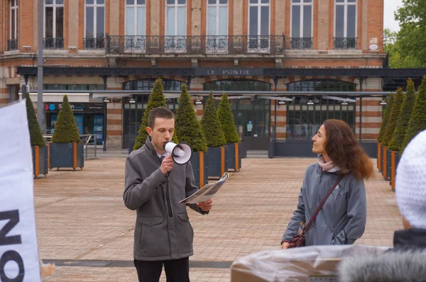 Albi, Fransa - 1 Mayıs 2021 - Bir hoparlör tutan Hıristiyan Demokrat Parti delegesi, Vatanseverlerin delegesi, hijyenik kısıtlamalara karşı bir gösteride konuşma yaptı.