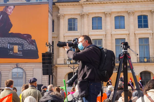 Paris, Fransa - 10 Ekim 2020 - Marchons Enfants 'ın Fransız hükümetinin biyotik tasarısına karşı düzenlediği tanıtıma katılan basın fotoğrafçıları