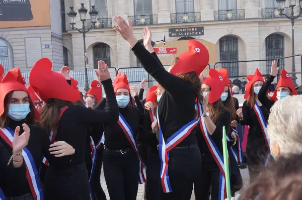Paris, Fransa - 10 Ekim 2020 - La Manif 'in neşeli destekçileri Mariannes gibi giyinip Vendome Meydanı' ndaki Adalet Bakanlığı önünde biyoetik tasarısını protesto ettiler.