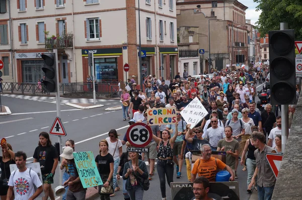 Albi, Fransa - 14 Ağustos 2021 - Hippolyte Savary Caddesi 'nde yürüyüş yapan protestocular, yeşil pasaport, Covid-19 önlemleri ve sağlık çalışanları için aşı zorunluluğuna karşı bir gösteride