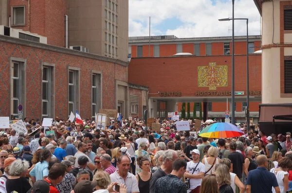 Albi, Fransa - 14 Ağustos 2021 - Hippolyte Savary Caddesi 'nde yürüyüş yapan protestocular, yeşil pasaport, Covid-19 önlemleri ve sağlık çalışanları için aşı zorunluluğuna karşı bir gösteride