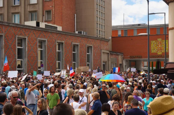 阿尔比 2021年8月14日 抗议绿色护照 Covid 19措施和医疗工作者疫苗授权的示威人群在希波吕特萨瓦里街游行 — 图库照片