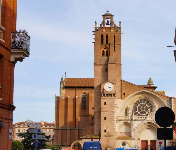 Fransa 'nın güneyindeki Toulouse' daki Saint-Etienne Katedrali 'nin tuğla çan kulesi.