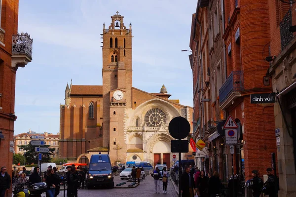 Fransa 'nın güneyindeki Toulouse' daki Saint-Etienne Katedrali 'nin tuğla çan kulesi.