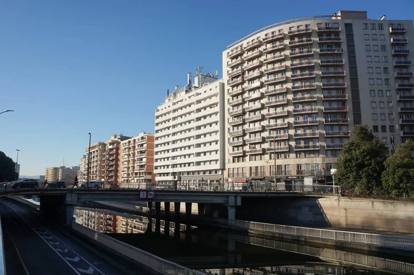 Toulouse, Fransa - Saint-Sauveur Limanı yakınlarındaki Canal du Midi kanalı (nehir botu marinası), Le Busca ve Cte Pave ilçelerinin binalarıyla çevrilidir.
