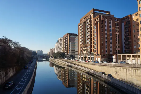 Toulouse, Fransa - Saint-Sauveur Limanı yakınlarındaki Canal du Midi kanalı (nehir botu marinası), Le Busca ve Cte Pave ilçelerinin binalarıyla çevrilidir.