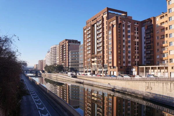 Toulouse, Fransa - Saint-Sauveur Limanı yakınlarındaki Canal du Midi kanalı (nehir botu marinası), Le Busca ve Cte Pave ilçelerinin binalarıyla çevrilidir.