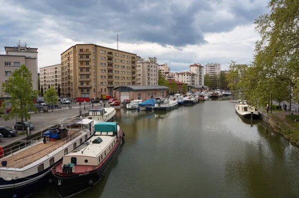 Toulouse, Fransa - Nisan. 2023 - Saint-Sauveur Limanı 'ndan akan Canal du Midi, Busca ve Dupuy ilçelerinin kesiştiği yerde, deniz kenarında apartmanları olan bir yerleşim yeri.