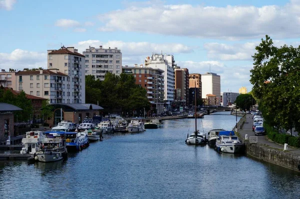 トゥールーズ フランス 2023年 ポートサン ソーヴァーのマリーナに流れるカナル ミディ Canal Midi 水路でアパートを建てた住宅街 バスカとデュプイ地区の合流点に — ストック写真