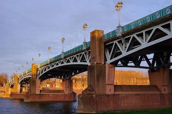  Fransa 'nın Toulouse kentindeki Pont Saint-Pierre köprüsü, Garonne Nehri' ni geçiyor, Bazacle ve Daurade mahallelerinin yakınlarındaki Viguerie Limanı 'nın nehir kenarındaki gezinti alanından görülüyor.