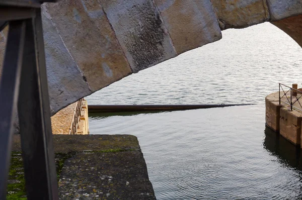 Garonne Nehri ve Brienne Kanalı 'nın su körfezi, Fransa' nın Toulouse kentindeki Quai Saint-Pierre köprüsünün taş kemerinin altında; Brienne Kanalı Garonne Nehri 'ni Garonne Kanalı' na bağlar.