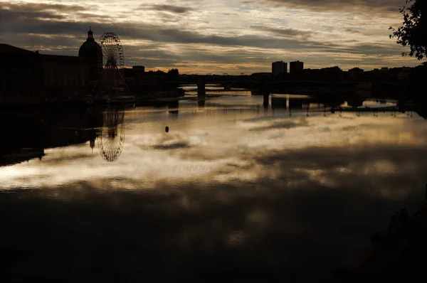 Skyline Toulouse Escuro Pôr Sol Nublado Com Reflexo Água Rio — Fotografia de Stock