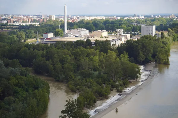 Toulouse, Fransa - 4 Haziran 2023 - Uzay roketleri ve füzeler için özel yakıt üreten Ariane Grubu 'nun Empalot Adası' ndaki (Ramier) Poudrerie fabrikasının üzerindeki Teleo hava tramvayı genel görünümü