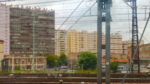 图卢兹 2020年8月 从Matabiau火车站轨道上看到的工人阶级的黑人区和最低限度区的社会住房 主要是高架铁路线 — 图库照片
