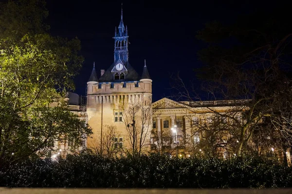 Zindan kulesinin gece görüşü, çatıda bir saat olması ve Fransa 'nın başkenti Toulouse' un arka cephesinde kısmen ağaçlar ve bitkiler tarafından Charles de Gaulle Meydanı 'nda saklanması.