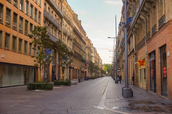 Toulouse, Fransa - Ocak 2020 - Capitole İlçesi 'nin varlıklı bir mahallesinde, zarif Haussmann kasaba binalarıyla çevrili bir yaya sokağı olan Rue d' Alsace-Lorraine 'nin Perspective' i