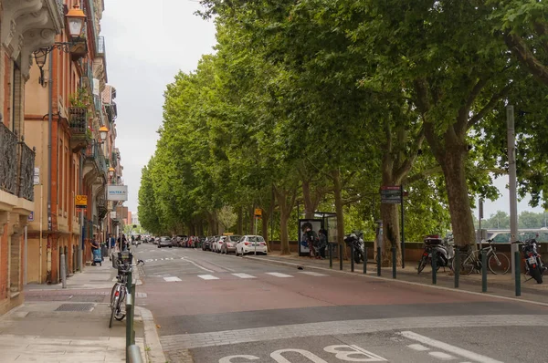 Tuluza Francja Lipiec 2020 Perspektywa Wyłożonej Drzewami Ulicy Quai Tounis — Zdjęcie stockowe